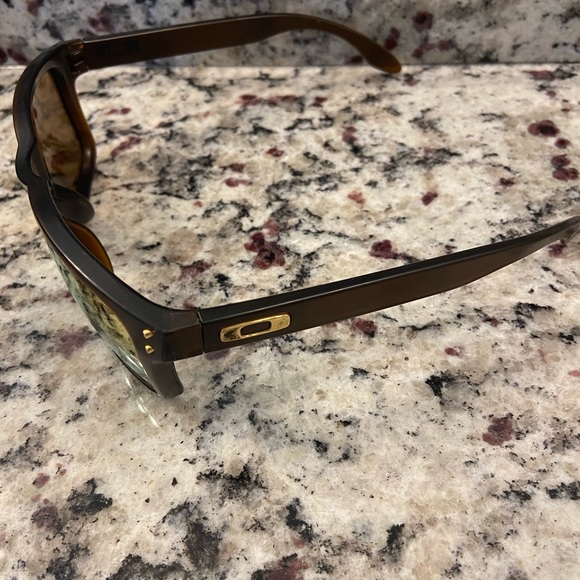 Women’s Oakley sunglasses - Picture 6 of 9